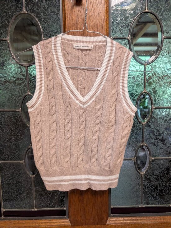 moon & madison Sweaters - Womens cable knit sweater vest, size Large